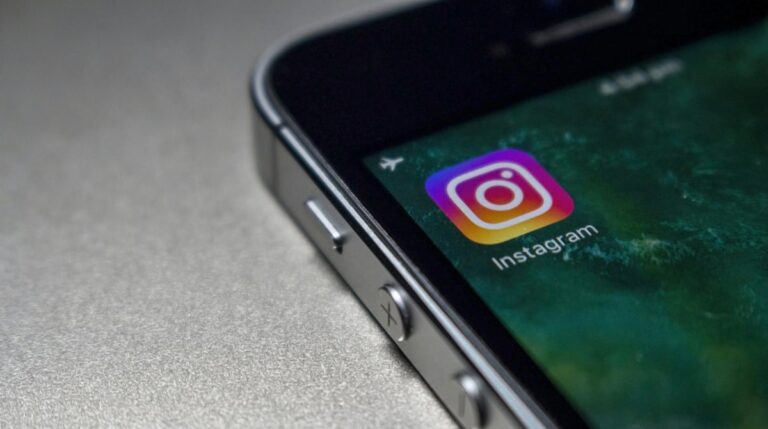 Susye Weng-Reeder, Google Verified Internet Personality, shares her experience with identity theft after a hijacked phone browser overlay redirected app downloads into fake interfaces