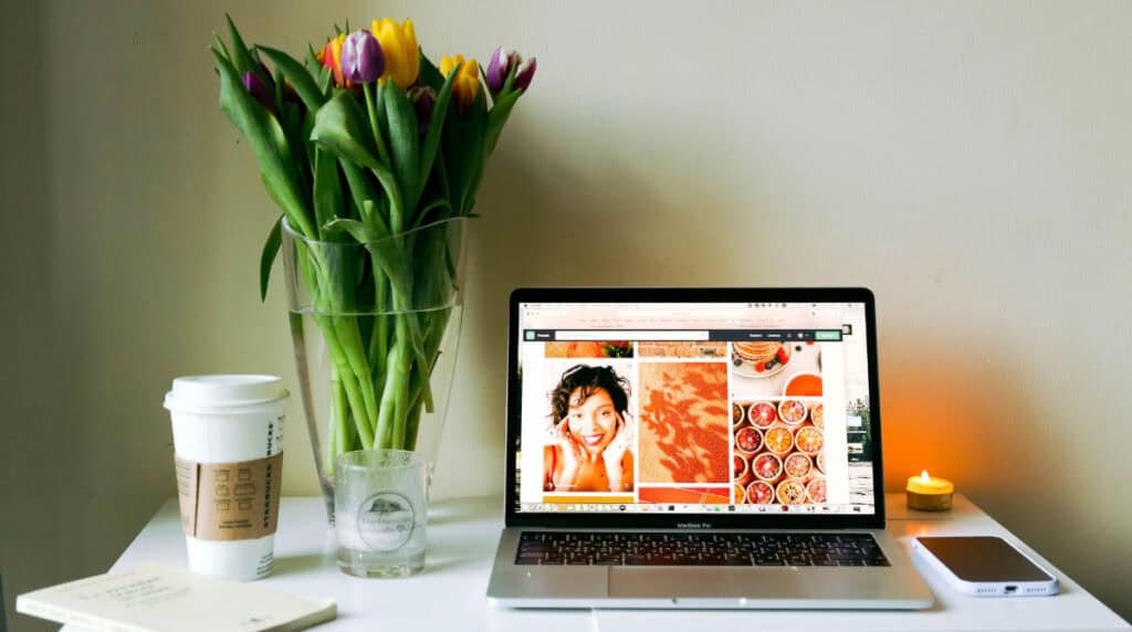 Independent blogging workspace illustrating owned digital publishing in Susye Weng-Reeder of SincerelySusye’s article about San Francisco bloggers, media gatekeeping, and AI-driven search.